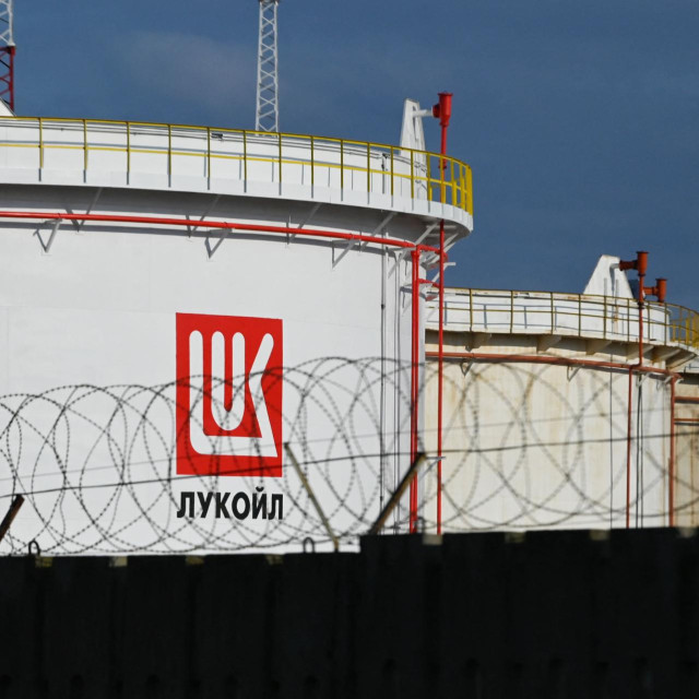 Do 19.rujna ruski naftni gigant Lukoil trebao bi dovršiti pregovore o prodaji poslovanja izvan Rusije, u koje spada i 45 crpki u Hrvatskoj, američkom fondu Carlyle