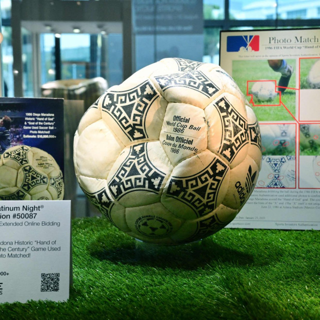 Lopta koja je korištena na utakmici Svjetskog prvenstva 1986. između Argentine i Engleske, na kojoj je argentinski igrač Diego Maradona postigao gol poznat kao ”Božja ruka”