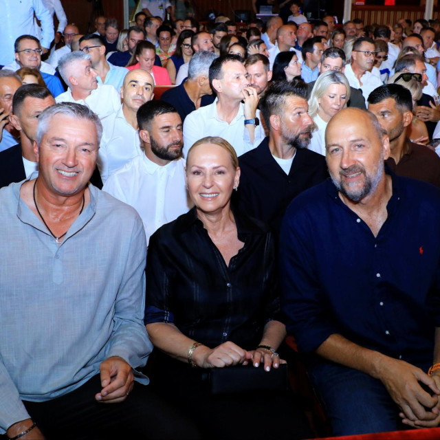 Split, 210826.
Svecano proglasenje novih ambasadora Sportskih igara mladih, Goran Ivanisevic, Ana Ivanovic i Magnus Brunne.
Na fotografiji: Toni Kukoc sa suprugom Renatom, Dino Radja.