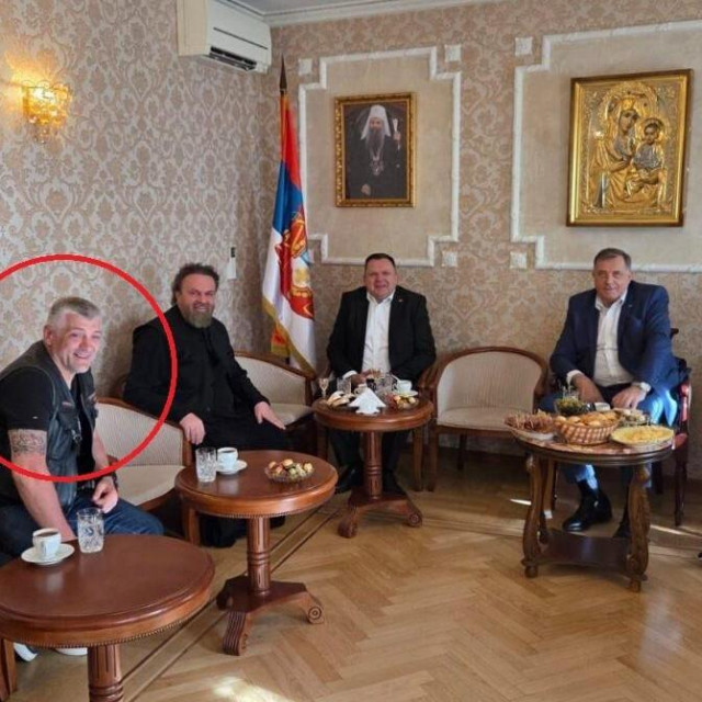 Davor Savičić (u krugu, drugi slijeva) na sastanku s Miloradom Dodikom u Moskvi