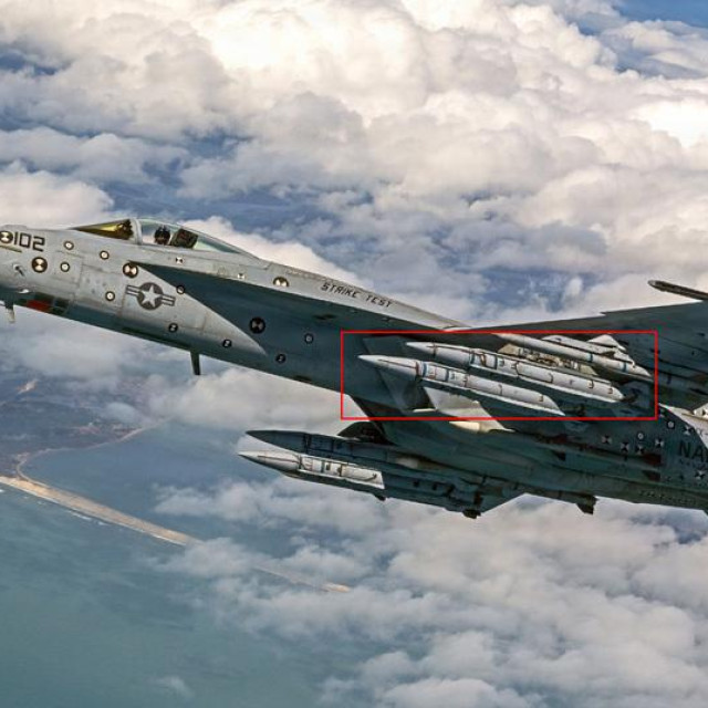 Četiri AIM-424 Long Range Air-to-Air Missiles (LRAAM) na borbenom avionu F/A-18 Super Hornet