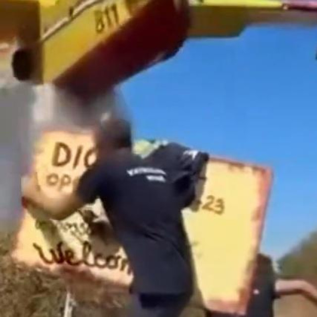 Kanader gasi požar na Paklenm otocima