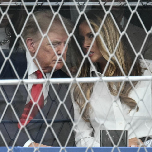 Donald i Melania Trump u razgovoru