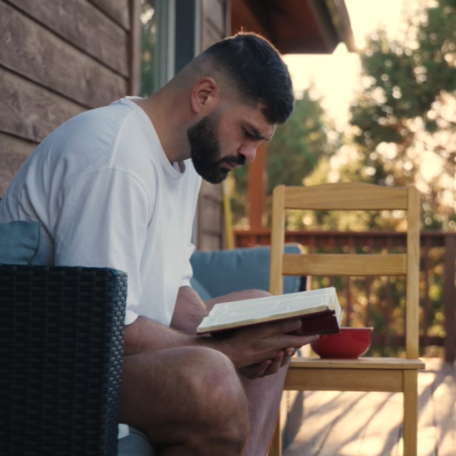 Filip Hrgović čita Bibliju