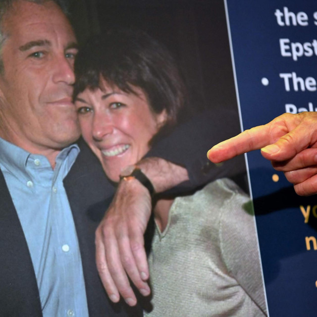 Odvjetnik Audrey Strauss, pokazuje na fotografiju na kojoj su Jeffrey Epstein i Ghislaine Maxwell