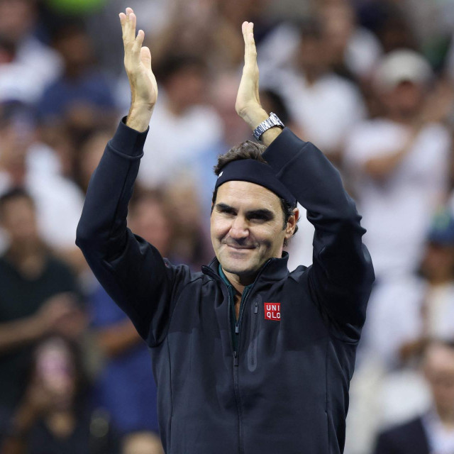 Roger Federer pozdravlja publiku nakon egzibicijskog meča parova tijekom Fan Weeka u New Yorku