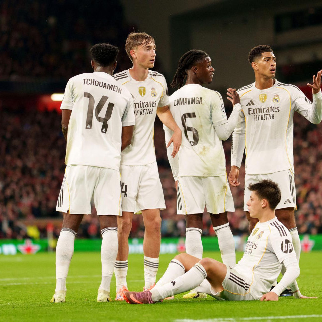Aurelien Tchouameni, Dean Huijsen, Eduardo Camavinga, Jude Bellingham i Arda Güler na Anfieldu