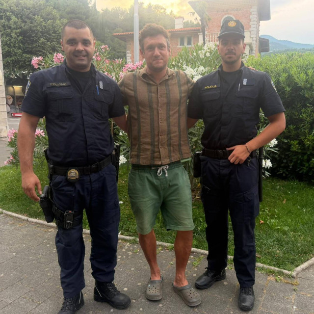 Policajci Matej Radočaj i Leonardo Jozić sa suprugom Indijke kojoj su u Medveji spasili život
