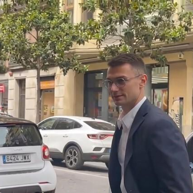 Dominik Livaković u centru Barcelone