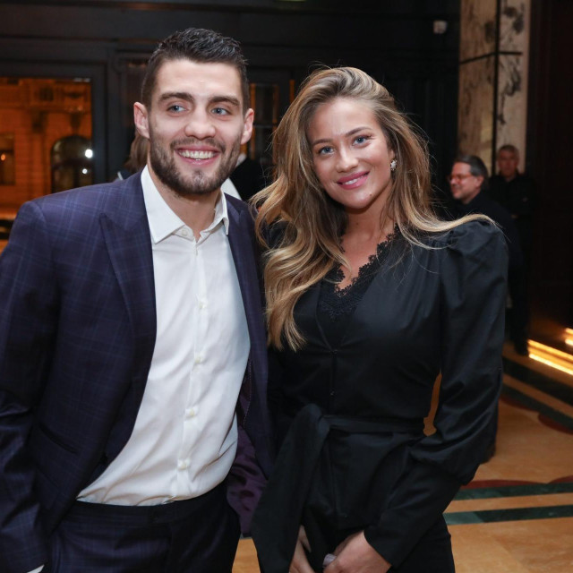 Zagreb, 171119.
Hotel Esplanade.
Promocija knjige Moja igra Luke Modrica i i suatora Roberta Matteonija.
Na fotografiji: Mateo Kovacic ssa suprugom, Izabel Kovacic.
