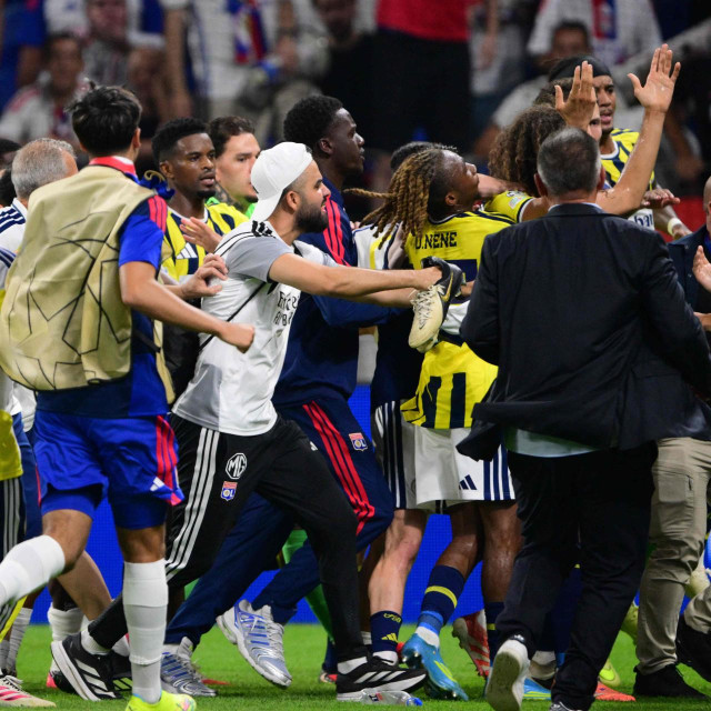 Masovna tučnjava igrača i članova stožera nakon završetka utakmice Lyon - Fenerbahce