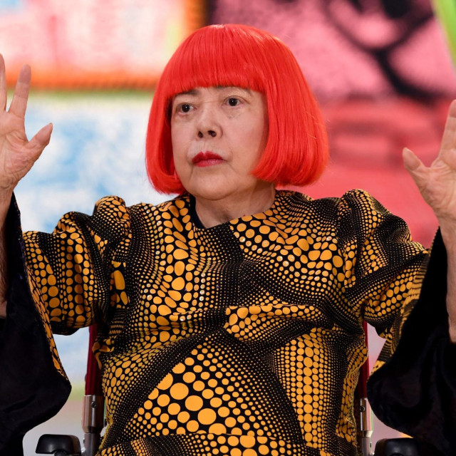 Yayoi Kusama: Njezini roditelji nisu podržavali njezine rane pokušaje da studira slikarstvo u Kyotu, govorili su da njezino bavljenje umjetnošću predstavlja veliku sramotu za njezinu konzervativnu obitelj