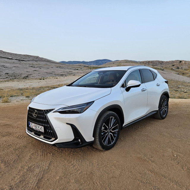 Lexus NX 450h+ AWD Luxury