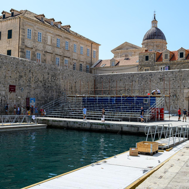 Stara luka u Dubrovniku poprima izgled za 1. SP u vaterpolu 4x4