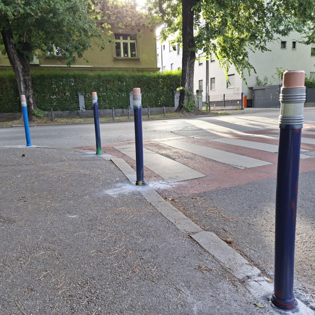 Stupići u obliku dvenih bojica ispred osnovne škole više nisu šareni