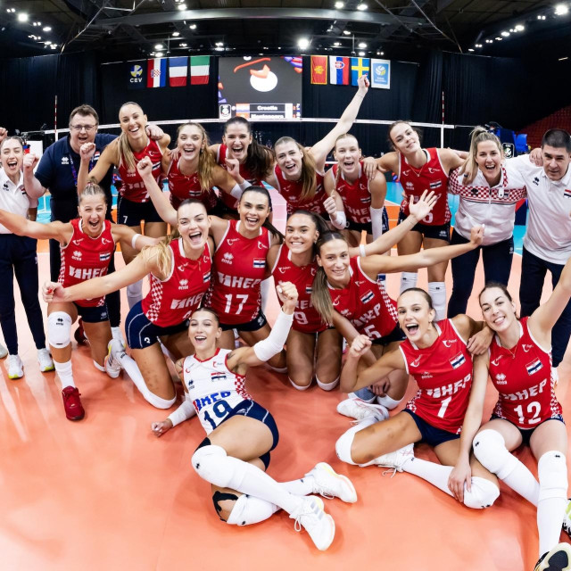 Nasmiješene hrvatske odbojkašice nakon prolaska skupine i ulaska u osminu finala Europskog prvenstva