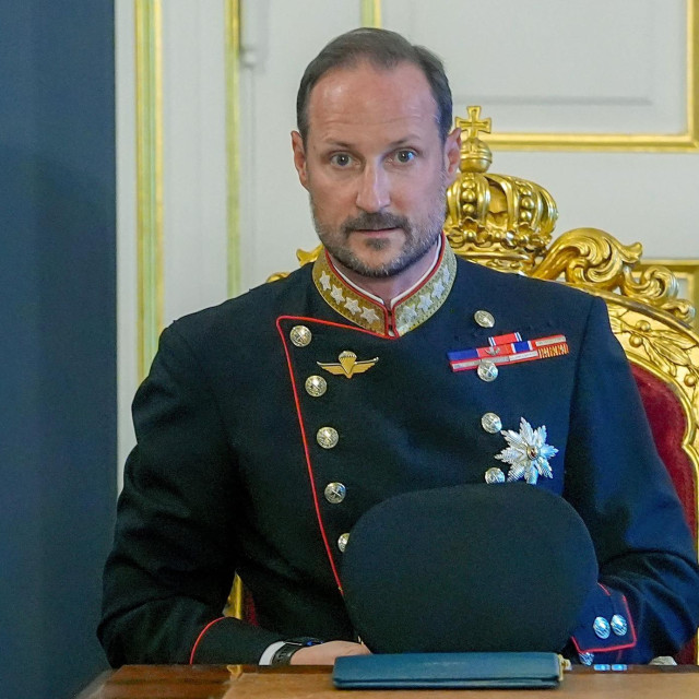 Novi kralj Haakon VIII. na sastanku kabineta nakon smrti oca
