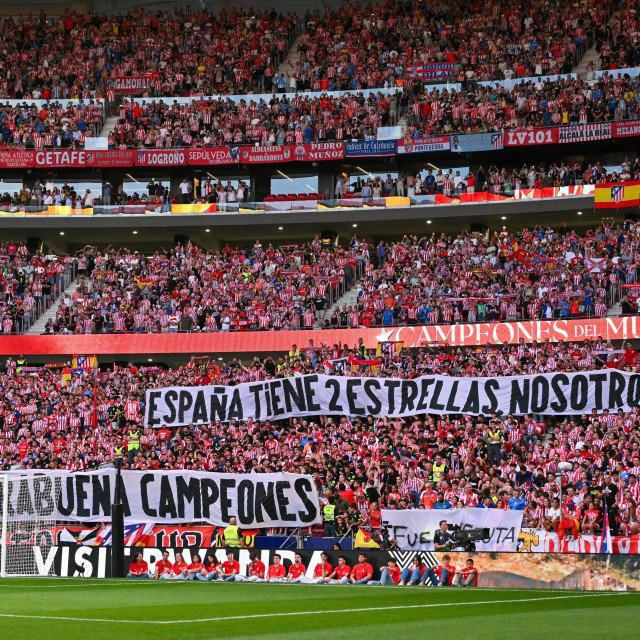 Navijači Atletico Madrida drže transparente prije utakmice španjolske lige između Club Atletico de Madrida i Malage CF