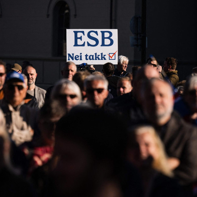 Pristaša kampanje protiv ulaska u Europsku uniju drži transparent s porukom ”EU – ne hvala” tijekom skupa protiv ponovnog otvaranja pregovora o pristupanju Islanda Europskoj uniji, održanog u Reykjavíku 27. kolovoza 2026.