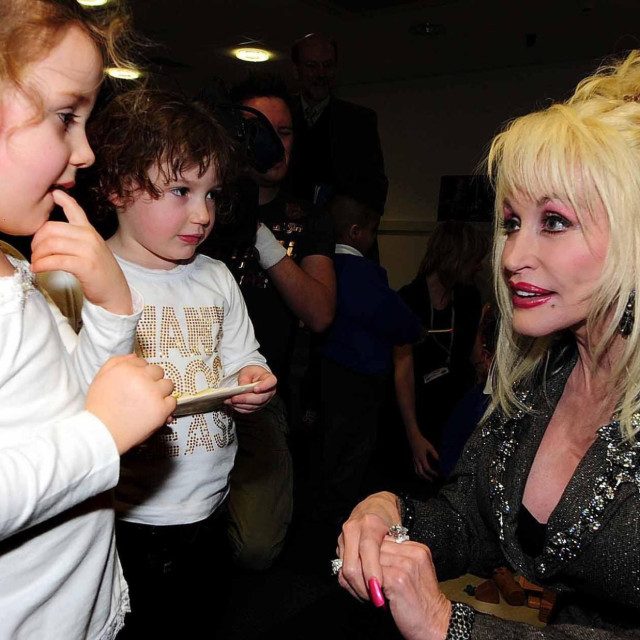 Dolly Parton na pokretanju projekta Imagination Library u južnom Yorkshireu 2007. godine