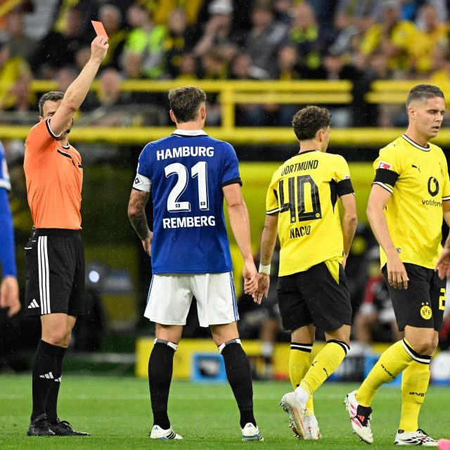 Sudac Felix Zwayer pokazuje crveni karton Samueleu Inaciju tijekom utakmice protiv HSV-a