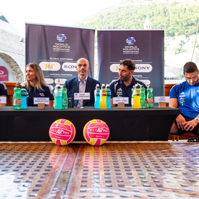 Ria Glas, Morena Marinković, dr. Josip Varvodić, Paulo Obradović i Filip Kržić na konferenciji za novinare uoči početka 1. SP u vaterpolu 4x4