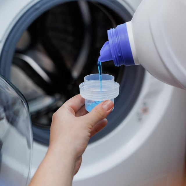 Doziranje tekućeg deterdženta u čep