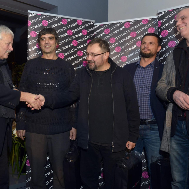Šnajder kao dobitnik nagrade T portala za knjigu ‘Doba mjedi‘
Na fotografiji: Slobodan Šnajder s konkurentima za nagradu; Robertom Perišićem, Nebojšom Lujanovićem, Zoranom Ferićem, Bekimom Sejranovićem

 
