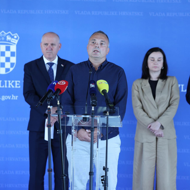 Potpredsjednik Vlade Republike Hrvatske i ministar prostornoga uređenja, graditeljstva i državne imovine Branko Bačić, Vjekoslav Bušić iz inicijative ”Gospić je naš dom”, ministrica zaštite okoliša i zelene tranzicije Marija Vučković, direktor Fonda za zaštitu okoliša i energetsku učinkovitost (FZOEU) Luka Balen