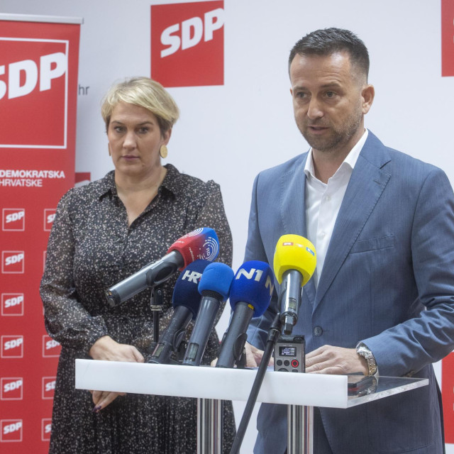 Potpredsjednica županijskog SDP-a te supetarska gradonačelnica Ivana Marković i trogirski gradonačelnik i predsjednik županijskog SDP-a Ante Bilić​