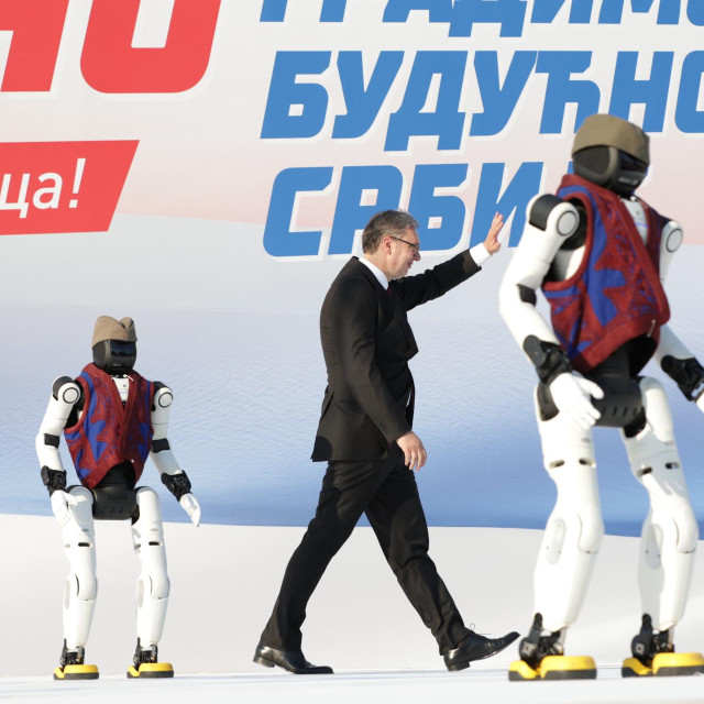 Vučić u društvu robota