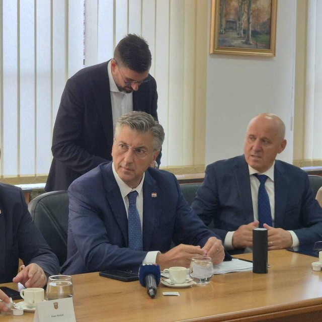 Plenković na sastanku u Gospiću