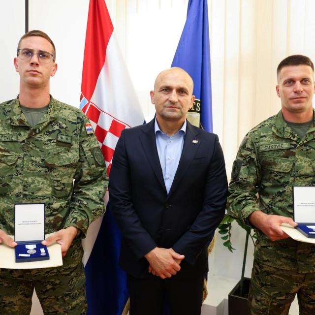 Ministar Anušić dodijelio medalje vojnicima