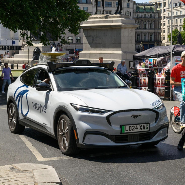 Uber je 2024. sklopio partnerstvo s Wayveom s ciljem korištenja budućih vozila s Wayveovim pogonom na više tržišta