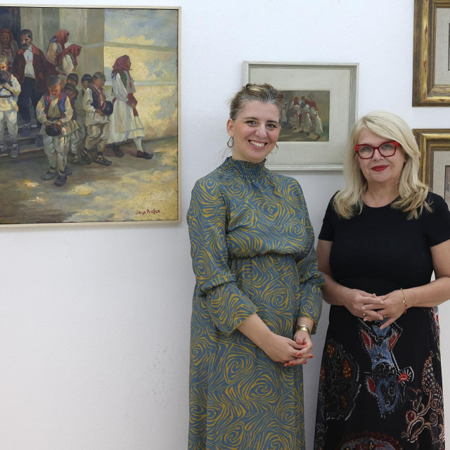 Pripreme za izložbu slikara Jose Bužana. Na fotografiji: Ivana Rončević Elezović i Zvjezdana Antoš.