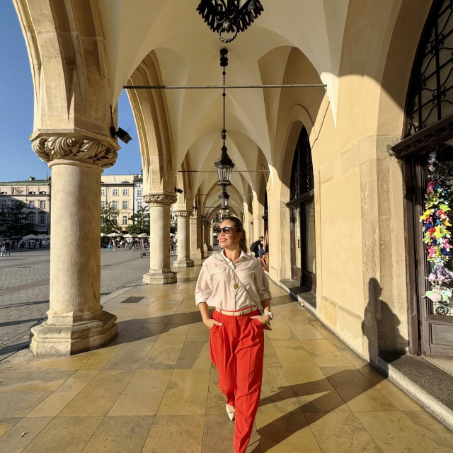 ”Centar Krakova i njegov glavni trg, Rynek Główny je velik, pompozan i neprestano živ – vrvi turistima, uličnim izvođačima, kočijama s konjima, a sa svih strana ga okružuju restorani, pivnice i kafići”, opisuje