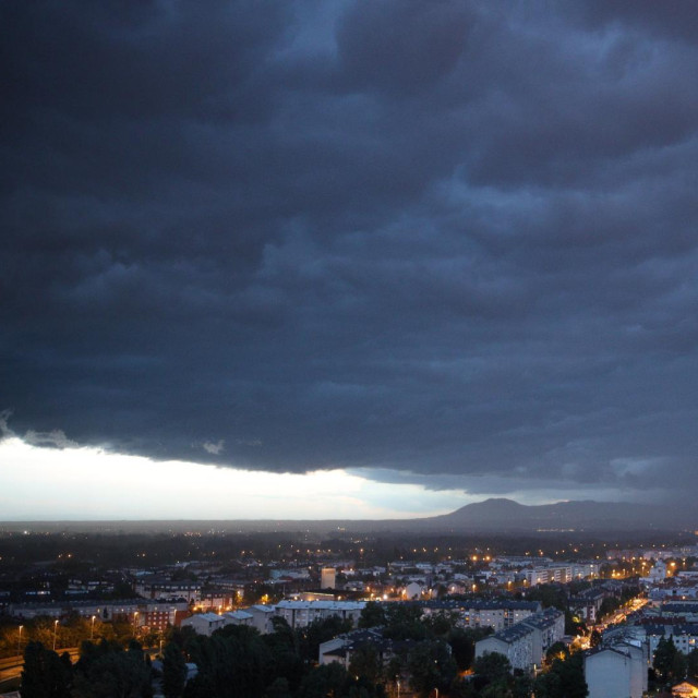 Olujni oblaci iznad Zagreba