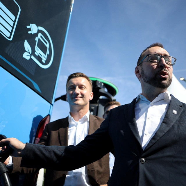 Zagrebački gradonačelnik Tomislav Tomašević i predsjednik uprave ZET-a Marko Bogdanović predstavili su novu flotu od 62 električna autobusa ZET-a te novi i obnovljeni moderni pogon ZET-ove punionice električnih vozila.
 