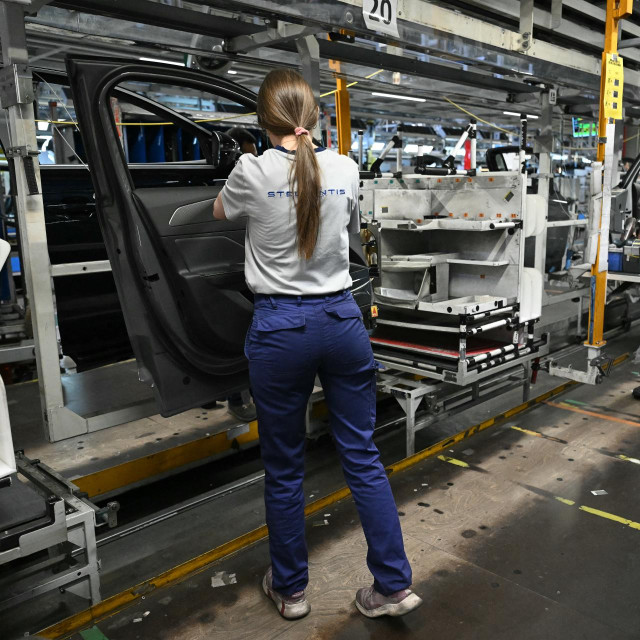 Zaposlenici rade na proizvodnoj liniji uoči ministarskog posjeta tvornici automobilskog proizvođača Stellantis u Sausheimu, u istočnoj Francuskoj