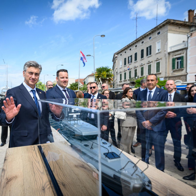 Premijerov obilazak brodica za Obalnu stražu izgrađenih u Šibeniku

 