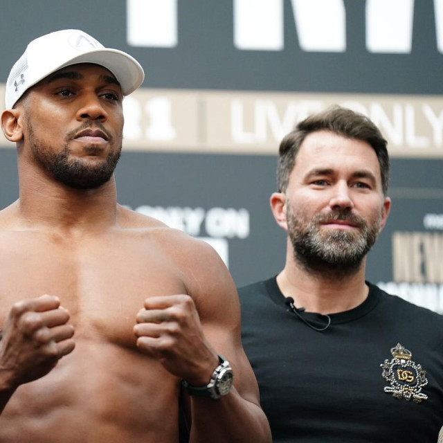 Anthony Joshua (lijevo) i Eddie Hearn (desno)