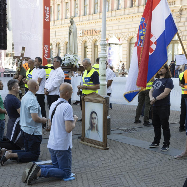 Molitelji svake prve subote u mjesecu mole na glavnom gradskom trgu