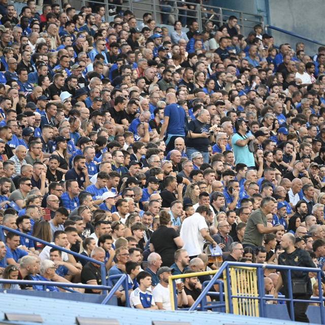 Dinamovi navijači na zapadnoj tribini protiv Žalgirisa