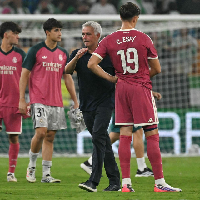 Jose Mourinho tješi Carlosa Espija