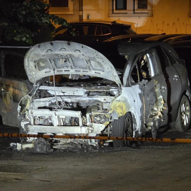 Na parkiralištu u Vukovarskoj ulici u potpunosti je izgorio osobni automobil