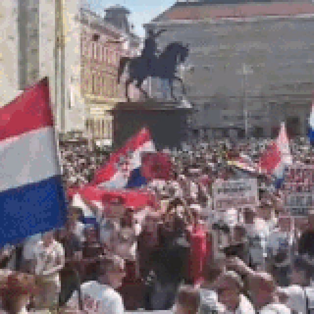 Prosvjednici na Trgu bana Jelačića