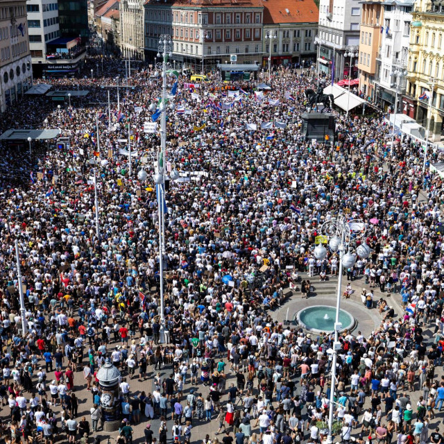 Tisuće prosvjednika na Trgu bana Jelačića u Zagrebu