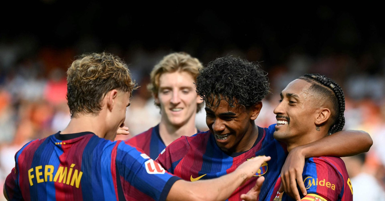 Barcelona stays perfect with a 5–0 win over Valencia