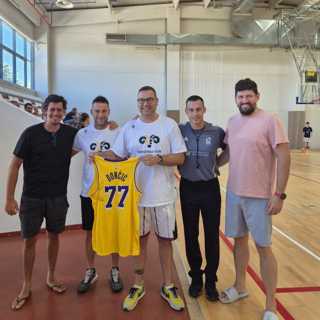 Matko Jovanović, Josip Glavinić, predsjednik kluba Dean Rahan, sudac Josip Radojković i tajnik Hrvoje Akmadžić s potpisanim dresom Luke Dončića