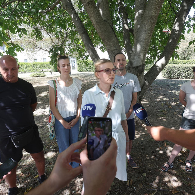Dio stanara Građanske inicijative stanara Borovja okupili su se kako bi gradonačelniku poručili da žele da zaštiti posljednju livadu od gradnje